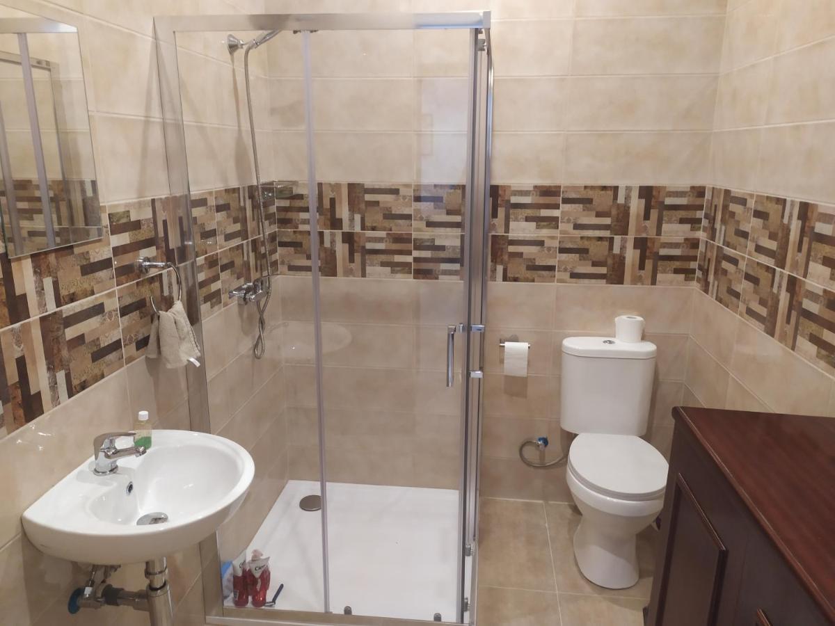 Close To Airport - Private Room With Private Bathroom Adults Only Gudja Kültér fotó