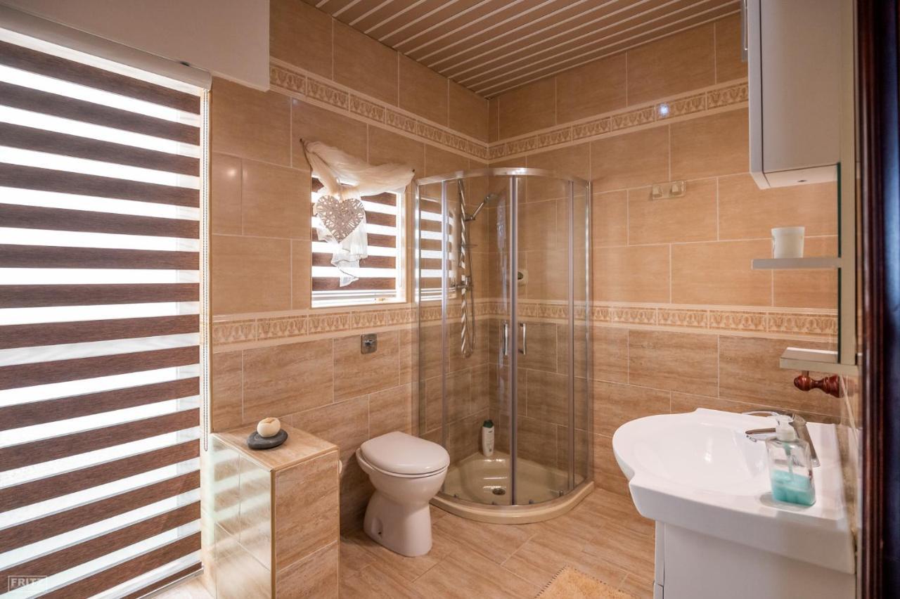 Close To Airport - Private Room With Private Bathroom Adults Only Gudja Kültér fotó