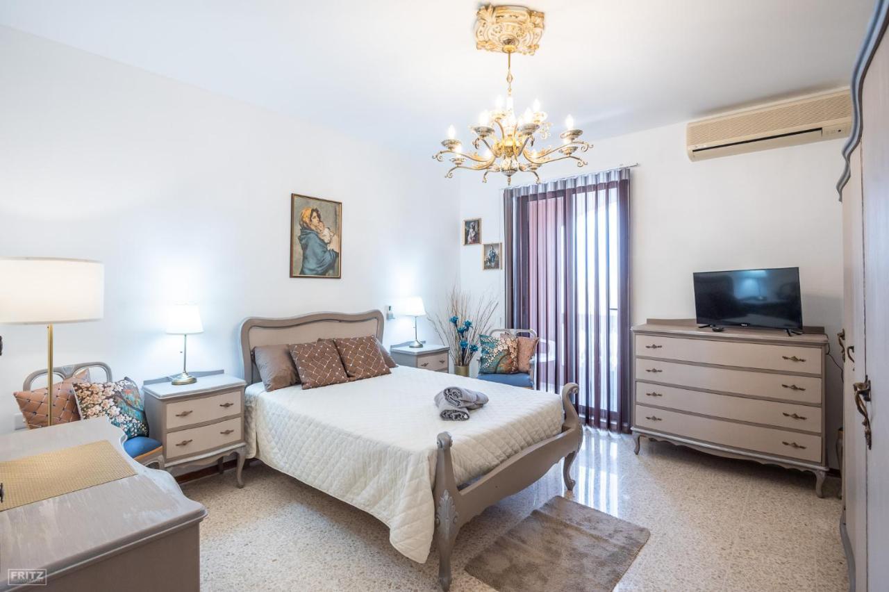 Close To Airport - Private Room With Private Bathroom Adults Only Gudja Kültér fotó